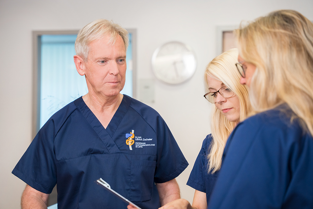 Dr. Zschaler im Gespräch mit 2 Medizinischen Fachangestellten.