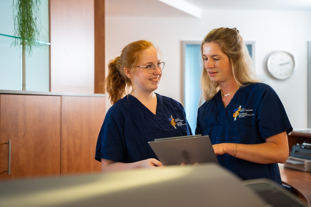 Mitarbeiterinnen besprechen sich