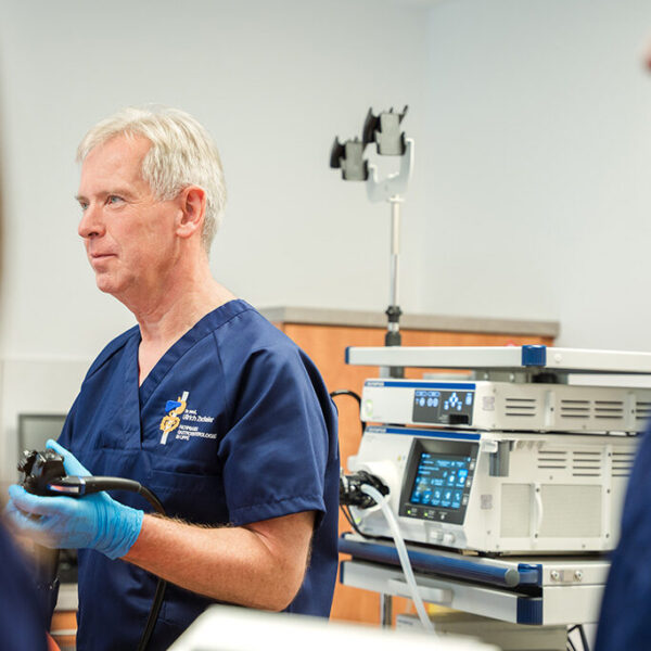 Arzt bei der Durchführung einer Darmuntersuchung mit einem Endoskopiegerät