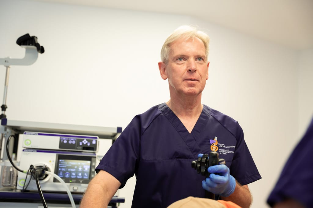 Dr. med. Zschaler schaut bei einer Darmspiegelung konzentriert auf den Monitor.