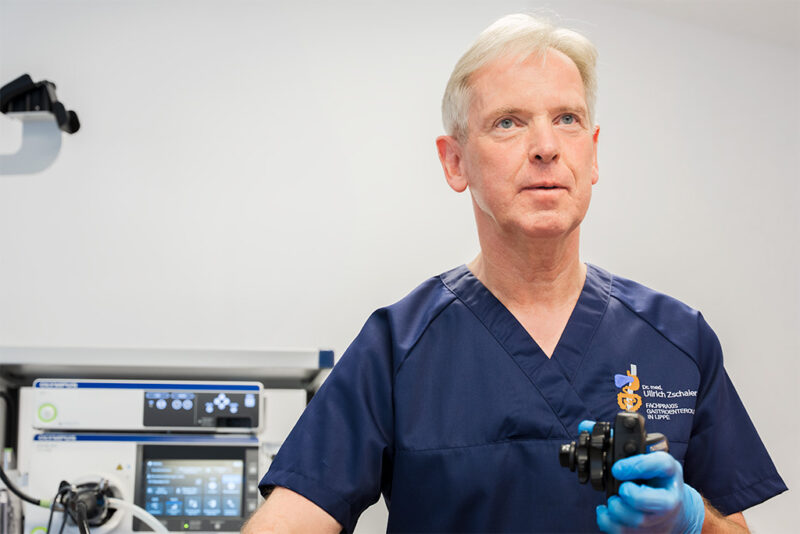 Dr. Zschaler bei einer Untersuchung