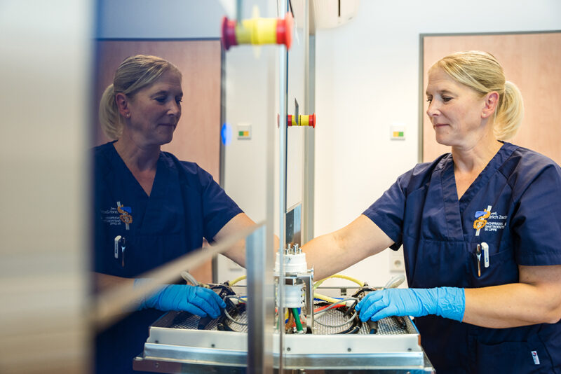 Eine medizinische Mitarbeiterin desinfiziert medizinische Geräte