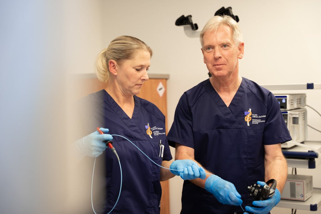 Arzt und Arzthelferin bei einer Untersuchung