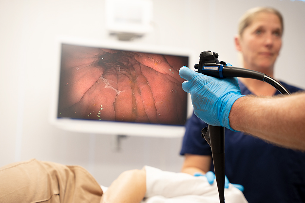 Dr. Zschaler bei einer Magenspiegelung. Auf dem Monitor erkennt man die Bilder des Gastroskops.