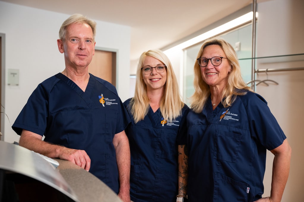 Dr. med. Ulllrich Zschaler mit zwei Mitarbeiterinnen in seiner Praxis