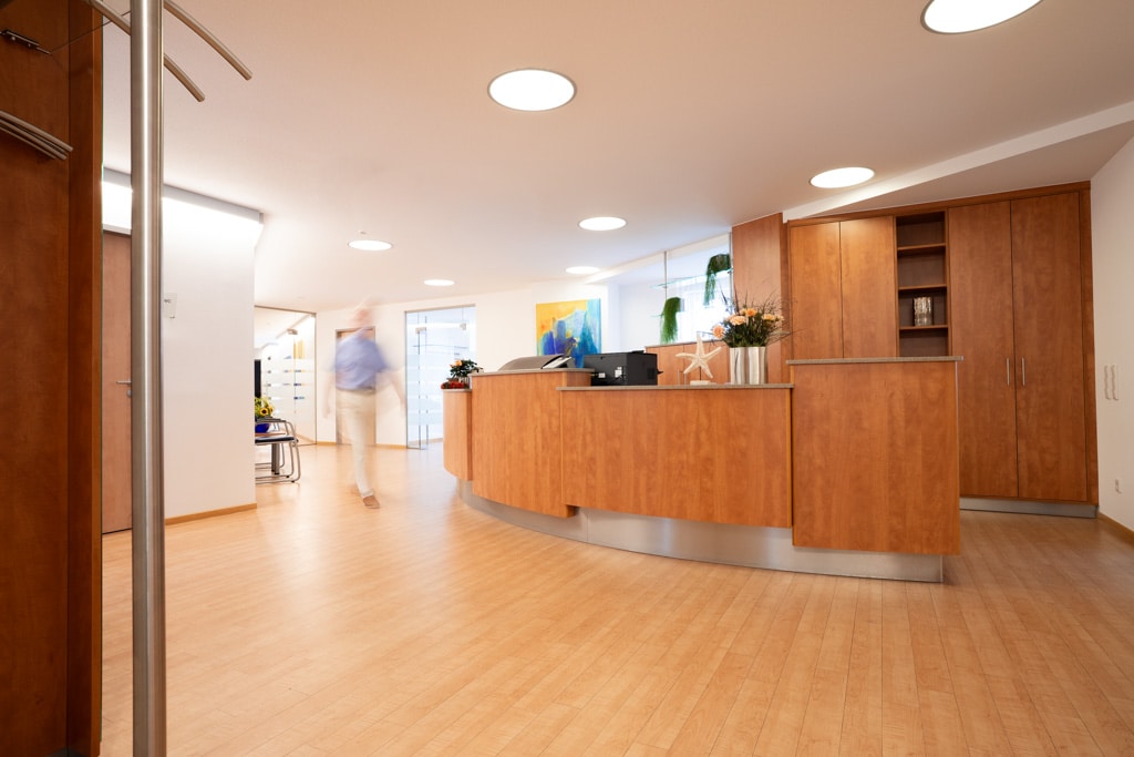 Blick vom Eingang auf die Rezeption.